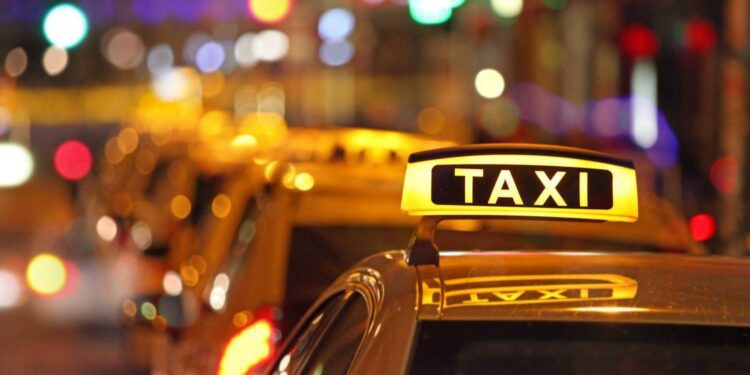 Doanh nghiệp taxi sẽ tăng giá cước nếu xăng không hạ nhiệt
