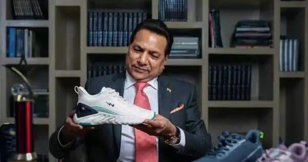 Tận dụng thị trường ngách bán giày thể thao giá dưới 10 USD cạnh tranh với Nike và Adidas, nhà sản xuất giày Ấn Độ trở thành tỷ phú