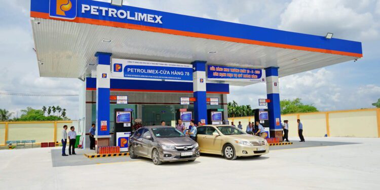 Petrolimex có doanh thu hơn 300.000 tỷ đồng trong năm dị biệt của xăng dầu