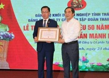 Anh hùng Lao động, Chủ tịch HĐQT, TGĐ Tập đoàn ThaiBinh Seed Trần Mạnh Báo nhận Huy hiệu 50 năm tuổi Đảng