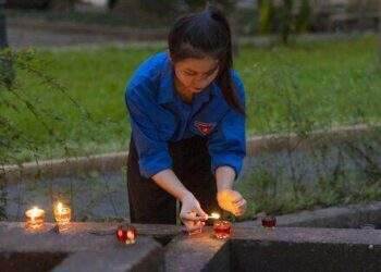 Bạn trẻ Hà Nội thắp nến tưởng nhớ Đại tướng Võ Nguyên Giáp