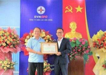 Công ty Điện lực Đắk Nông nhận bằng khen của Bảo hiểm xã hội Việt Nam