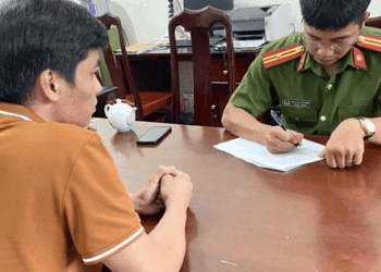 Ký chuyển nhượng đất giá ảo, nguyên chủ tịch thị trấn bị khởi tố - Ảnh 1.