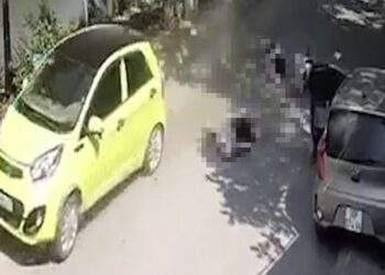 Mở cửa ô tô bất cẩn khiến người chạy xe máy bị xe khác cán chết, ai phải chịu trách nhiệm?