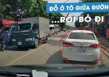 Ô tô con đỗ giữa đường, bật đèn cảnh báo nguy hiểm… nhưng không thấy tài xế