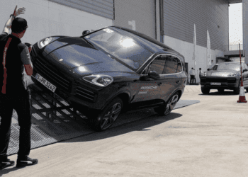 Rèn tay lái cùng dàn xe sang Porsche trị giá triệu đô