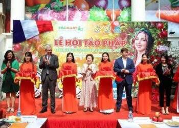 Rộn ràng mua sắm tại “Lễ hội táo Pháp 2023”