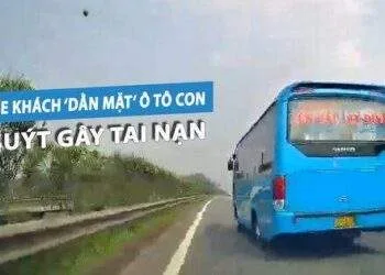 Xe khách tạt đầu ‘dằn mặt’ ô tô con suýt gây tai nạn: Dân mạng phẫn nộ