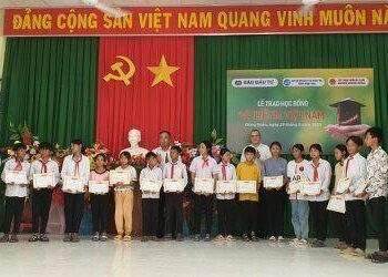 Báo Đầu tư trao 100 suất học bổng “Vì trẻ em Việt Nam” ở Phú Yên