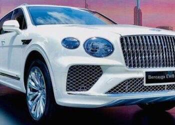 Bentley Bentayga bản kéo dài có giá hơn 18,5 tỉ đồng tại Việt Nam