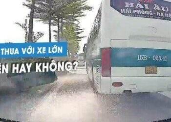 Bị xe khách chèn đường, ô tô con quyết 'ăn thua đủ' suýt dẫn đến tai nạn