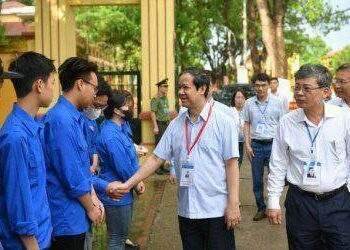 Bộ trưởng Nguyễn Kim Sơn động viên thí sinh, giáo viên dự kỳ thi tốt nghiệp THPT