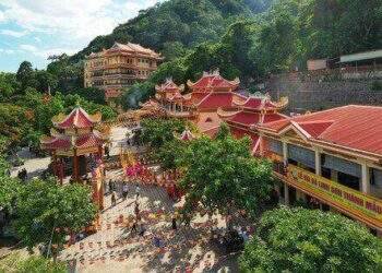 Du khách hào hứng với nhiều nghi thức truyền thống độc đáo tại Lễ Vía Bà (Tây Ninh)