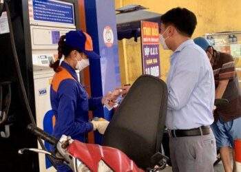 Giá xăng tăng, giá dầu giảm từ 15 giờ hôm nay 1.6