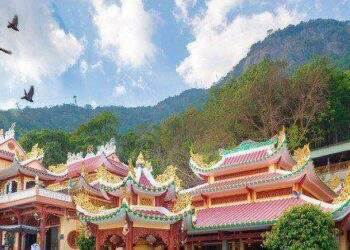 Hàng ngàn đèn lồng và cờ Phật giáo phủ khắp hệ thống chùa Bà Tây Ninh trong dịp Lễ vía Bà Linh Sơn Thánh Mẫu