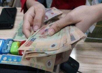 Lãi suất tiết kiệm vẫn cao chót vót
