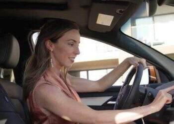 Nữ KOL nổi tiếng người Mỹ đánh giá VF 8 sang trọng, an toàn và dễ lái