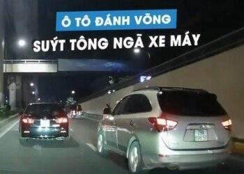 Ô tô con chạy ẩu, đánh võng 'như rang lạc' tông trúng xe máy trên phố