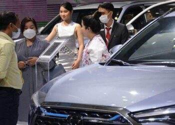 Ô tô tại Việt Nam 'đại hạ giá', sức mua vẫn giảm
