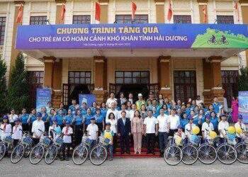 Phó Chủ tịch nước Võ Thị Ánh Xuân trao học bổng "Quỹ xe đạp chở ước mơ" cho trẻ em hiếu học tỉnh Hải Dương