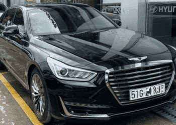 'Soi' Genesis G90, xe hiếm 'đấu' Mercedes S-Class tại Việt Nam