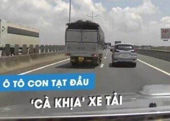 Tài xế lái ô tô con liều mạng, quyết hơn thua với xe tải trên cao tốc