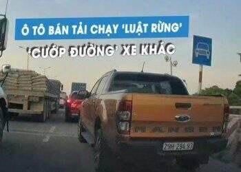 Xe bán tải coi thường luật, 'cướp làn' xe ô tô khác trên cầu: Cần phạt nghiêm!
