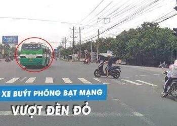 Xe buýt lại vượt đèn đỏ trên quốc lộ: Dân mạng phẫn nộ!
