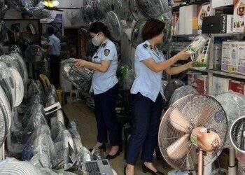 Xử nghiêm, 'bêu' tên cơ sở bán quạt tích điện, máy phát điện nâng giá trục lợi