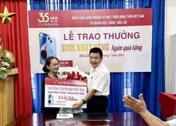 Agribank Đắk Lắk trao giải cho khách hàng trúng thưởng trong chương trình khuyến mại “Sinh nhật Vàng – Ngàn quà tặng”