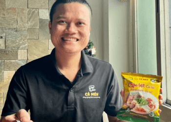 Chàng trai đưa bánh canh cá lóc xuất ngoại