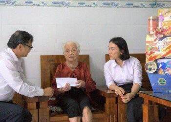 Công ty Điện lực Đắk Nông thăm, tặng quà Mẹ Việt Nam Anh hùng