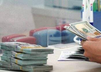 Đô la tự do tăng sát mức ngân hàng