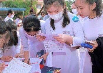 Hà Nội nói gì về việc phụ huynh xếp hàng giành suất học cho con
