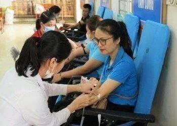 Hà Nội trao trợ cấp cho 2.665 công nhân lao động có hoàn cảnh khó khăn