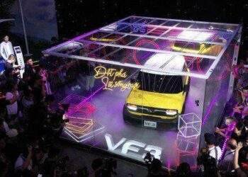 Hàng ngàn người dùng chen chân tới triển lãm VinFast ngay ngày đầu mở cửa