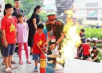 Học sinh Hà Nội trải nghiệm kỹ năng chữa cháy, thoát nạn