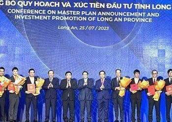 Long An trao giấy chứng nhận đầu tư 9 dự án với tổng vốn 1,7 tỷ USD