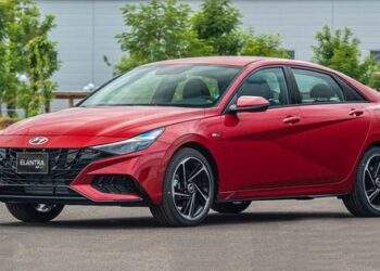 Mazda3 dẫn đầu, Hyundai Elantra vượt Kia K3