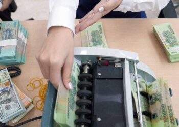 Nghi ngờ nguồn tiền giao dịch, ngân hàng yêu cầu khách đến quầy xác minh