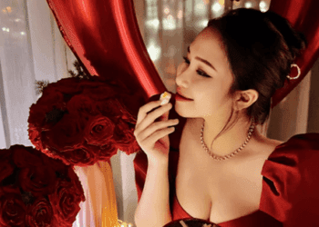 Nữ ca sĩ xinh đẹp cover triệu view trên TikTok là ai?