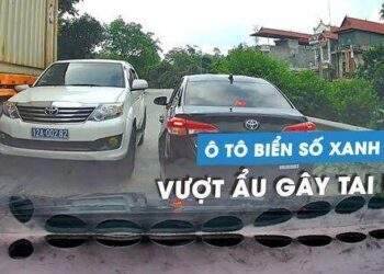 Ô tô biển xanh bị xe container 'bẻ gương' vì vượt ẩu trên cầu