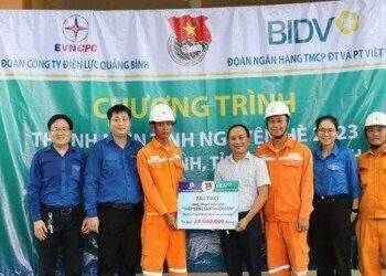 PC Quảng Bình đưa công trình chiếu sáng bằng năng lượng mặt trời đến với học sinh Bru