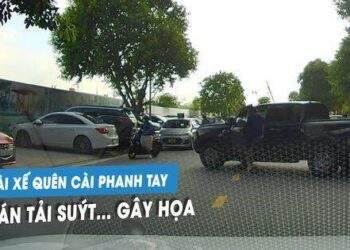Tài xế quên… cài phanh tay, xe bán tải lao ra đường suýt gây tai nạn
