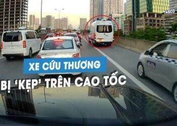 Xe cứu thương bị hàng loạt ô tô chạy sai luật 'kẹp' trên làn dừng khẩn cấp