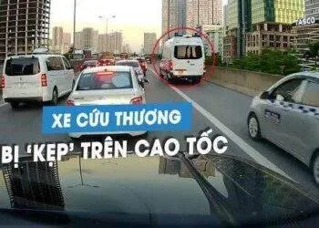 Xe cứu thương bị hàng loạt ô tô chạy sai luật 'kẹp' trên làn dừng khẩn cấp