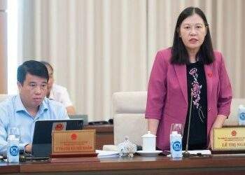 Xếp hàng thâu đêm nộp hồ sơ vào học lớp 10, giải quyết thế nào?