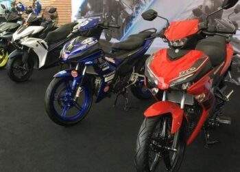 Đặt phanh trước trên xe máy bên tay phải sẽ an toàn hơn?