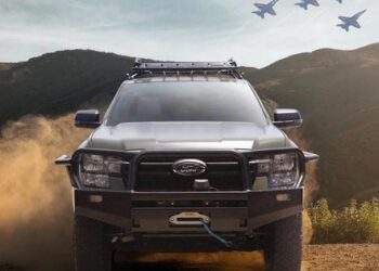Ford Ranger lắp thêm động cơ điện, chạy 20 km sau mỗi lần sạc đầy pin