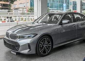 Giá BMW 3-Series 2023 giảm sâu, thấp hơn Toyota Camry
